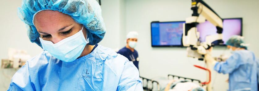 Chirurgi care efectuează operații plastice pentru mărirea sânilor