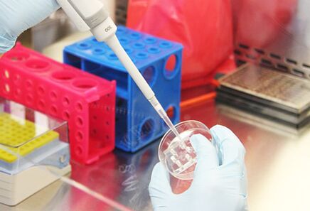 Examinarea analizelor pacientului înainte de efectuarea mamoplastiei de augmentare