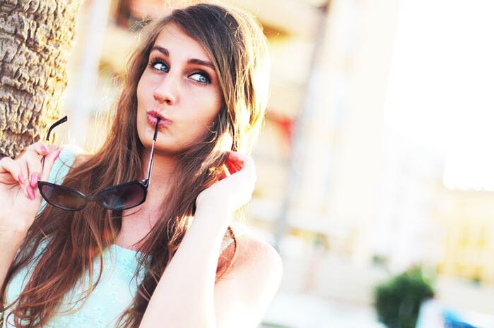 O fată se gândește dacă ar trebui să fie supusă unei intervenții chirurgicale plastice pentru mărirea sânilor.